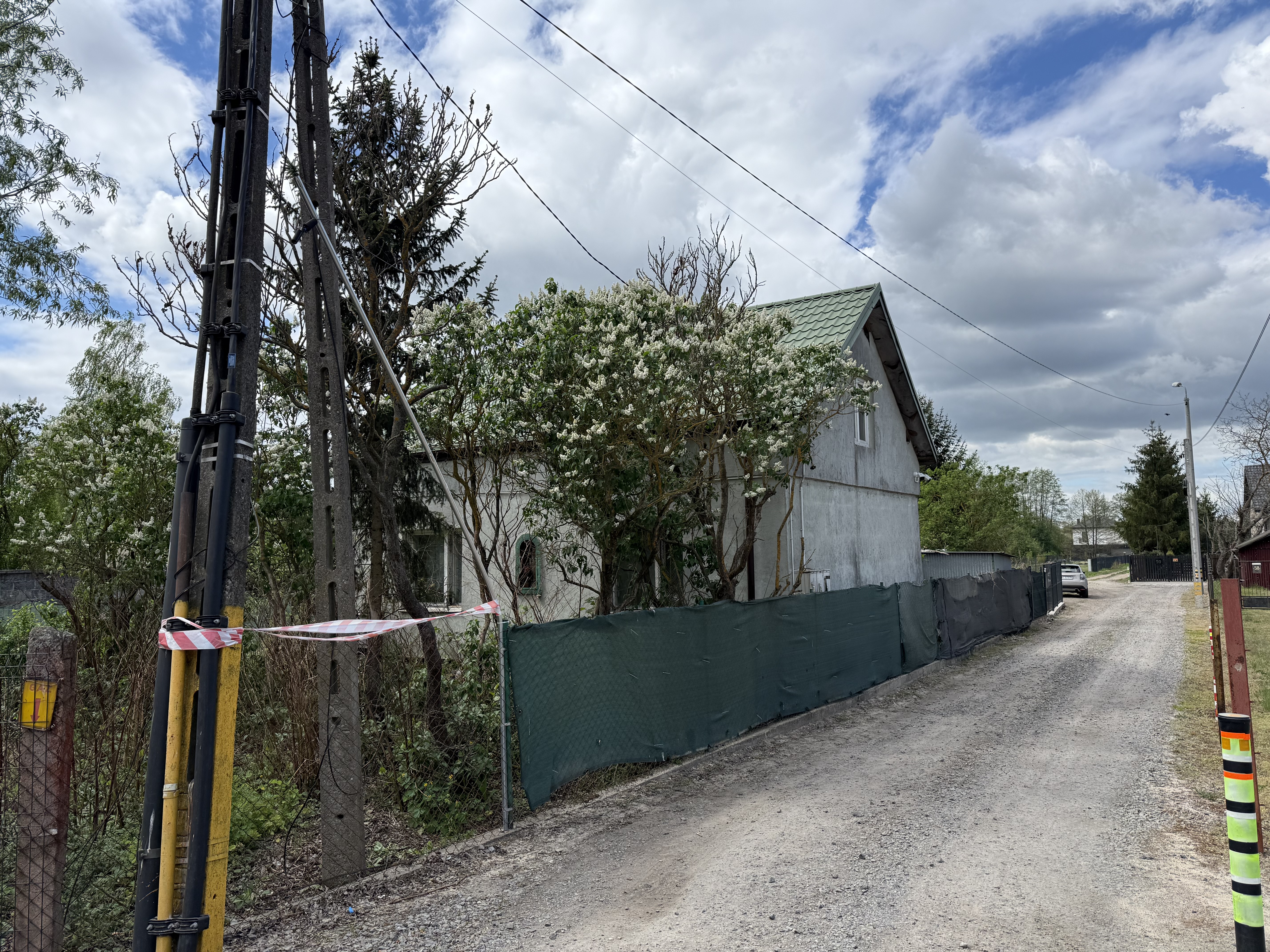 Widok domu jednorodzinnego i drogi dojazdowej objętej monitoringiem